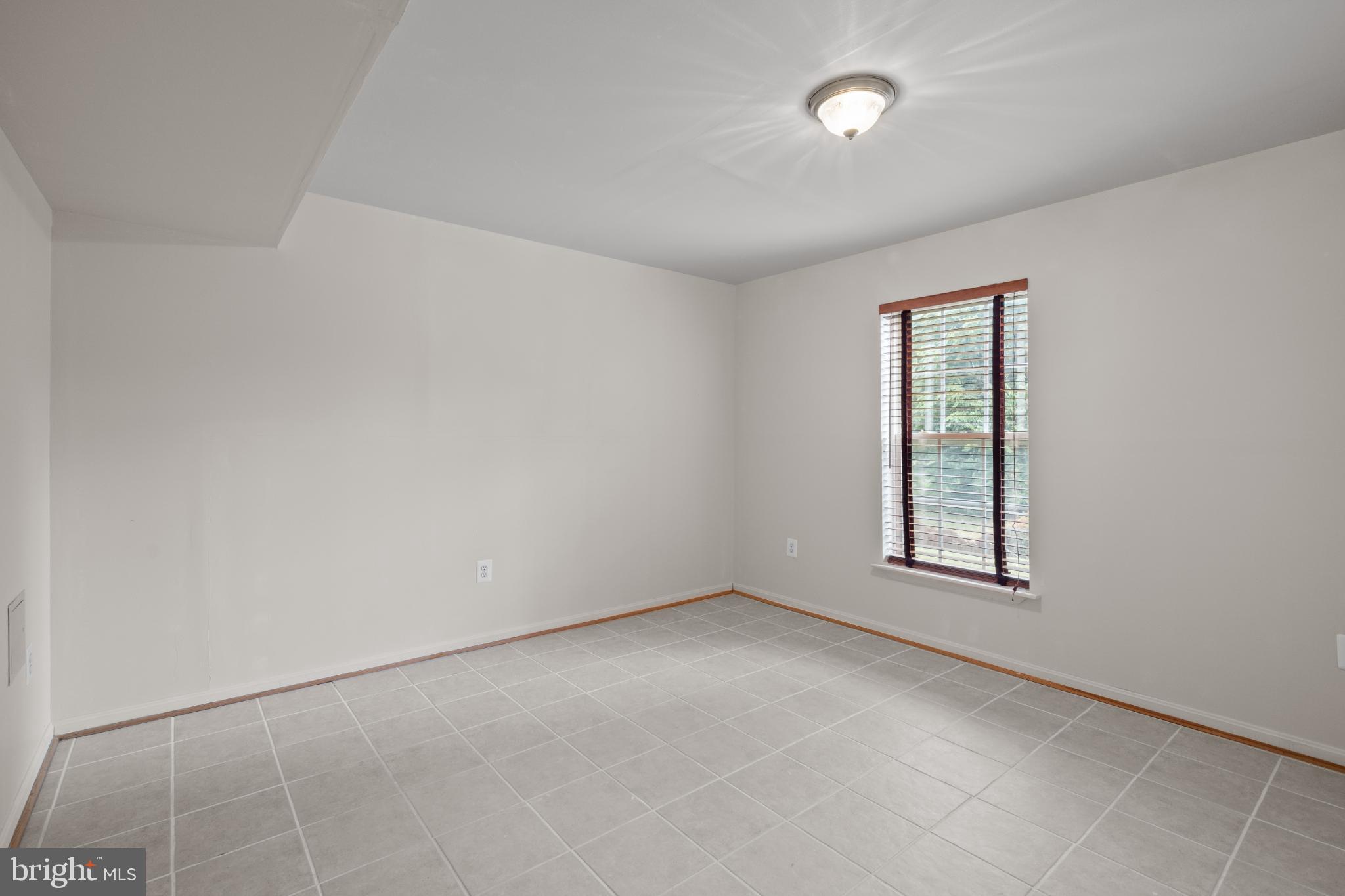 15381 Tina Lane Woodbridge, VA 22193 - Photo 28 of 32 an empty room with windows