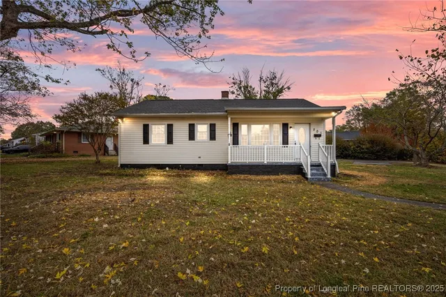 a view of a house with a backyard
