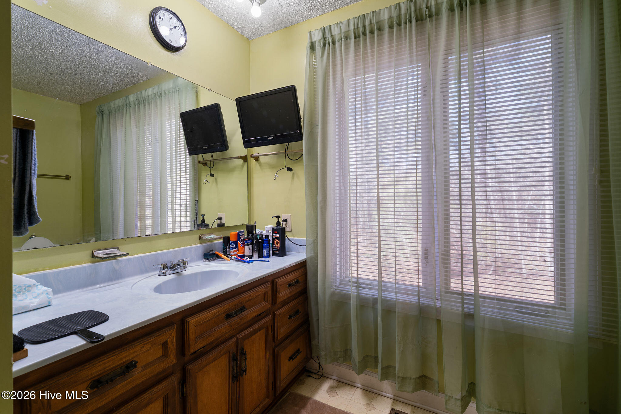 114 Maple Street Warsaw, NC 28398 - Photo 18 of 29 Master ensuite bathroom