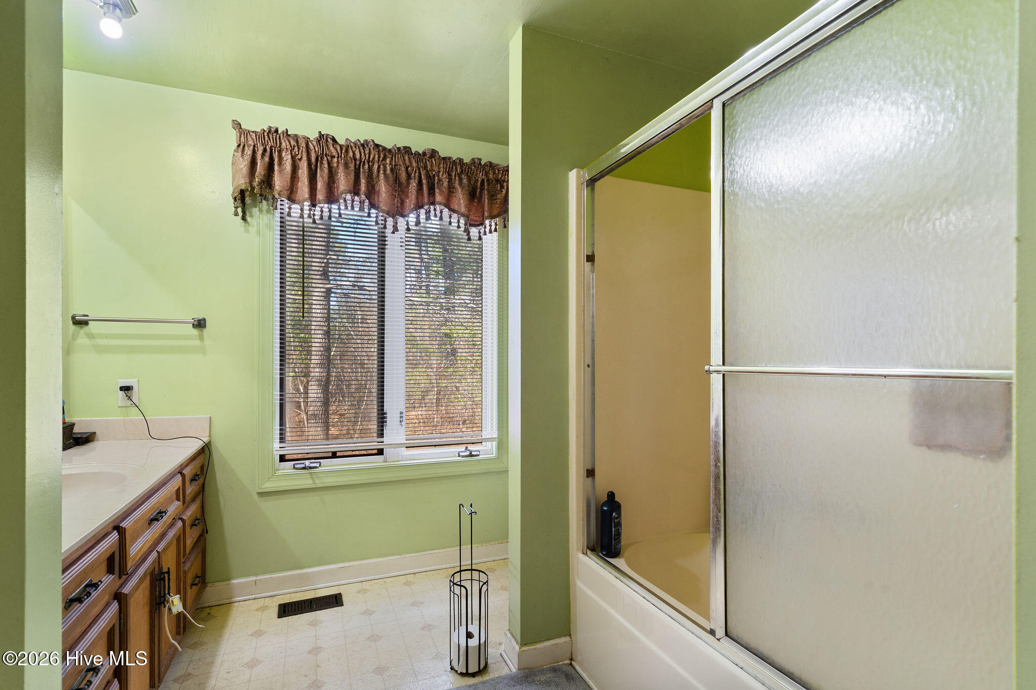 114 Maple Street Warsaw, NC 28398 - Photo 21 of 29 Shared full bathroom