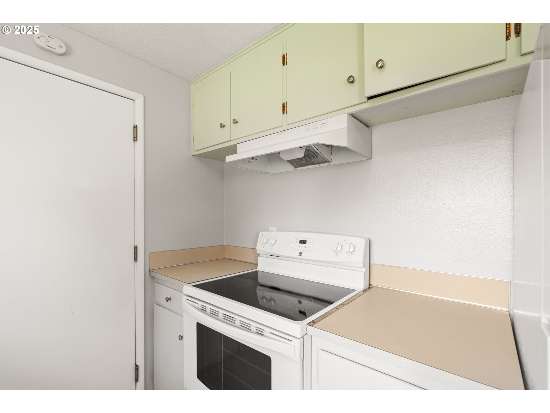 1855 Alderwood Street Eugene, OR 97404 - Photo 10 of 31 a utility room with dryer and washer