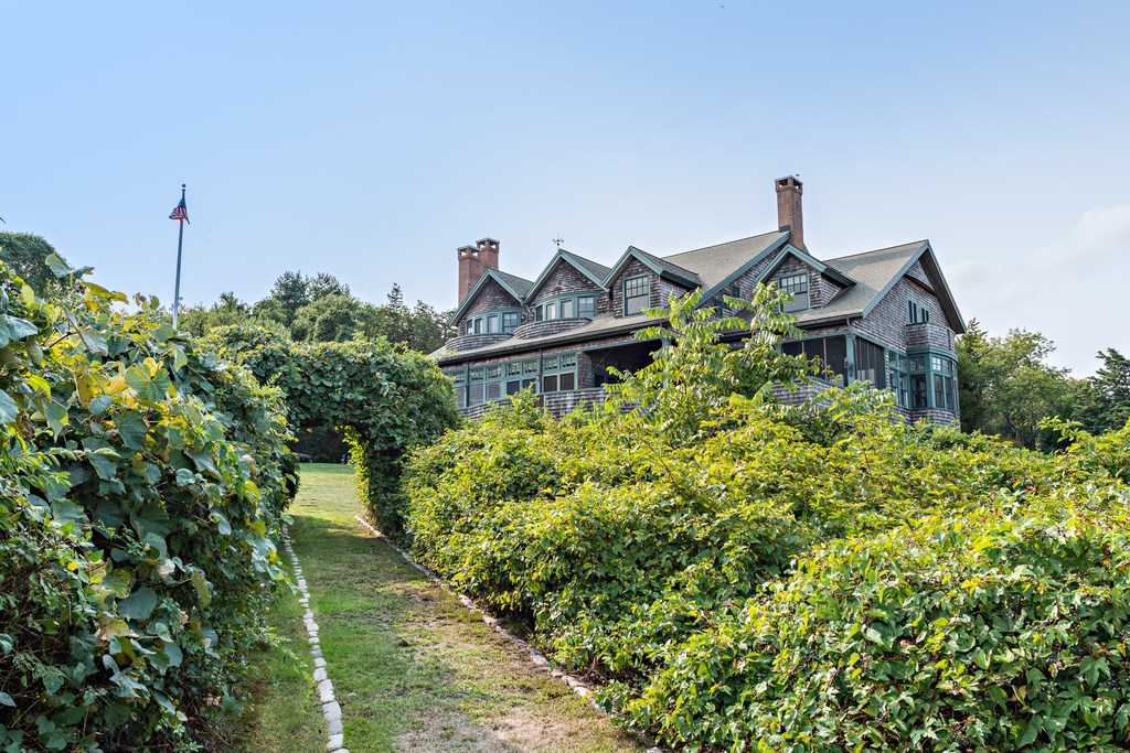 147 Beavertail Road Jamestown, RI 02835 - Photo 6 of 46 Pathway to stairs.