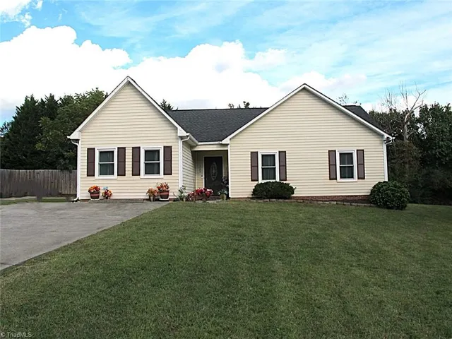 $260,000 | 229 Creeksedge Court, Winston-Salem, NC 27105