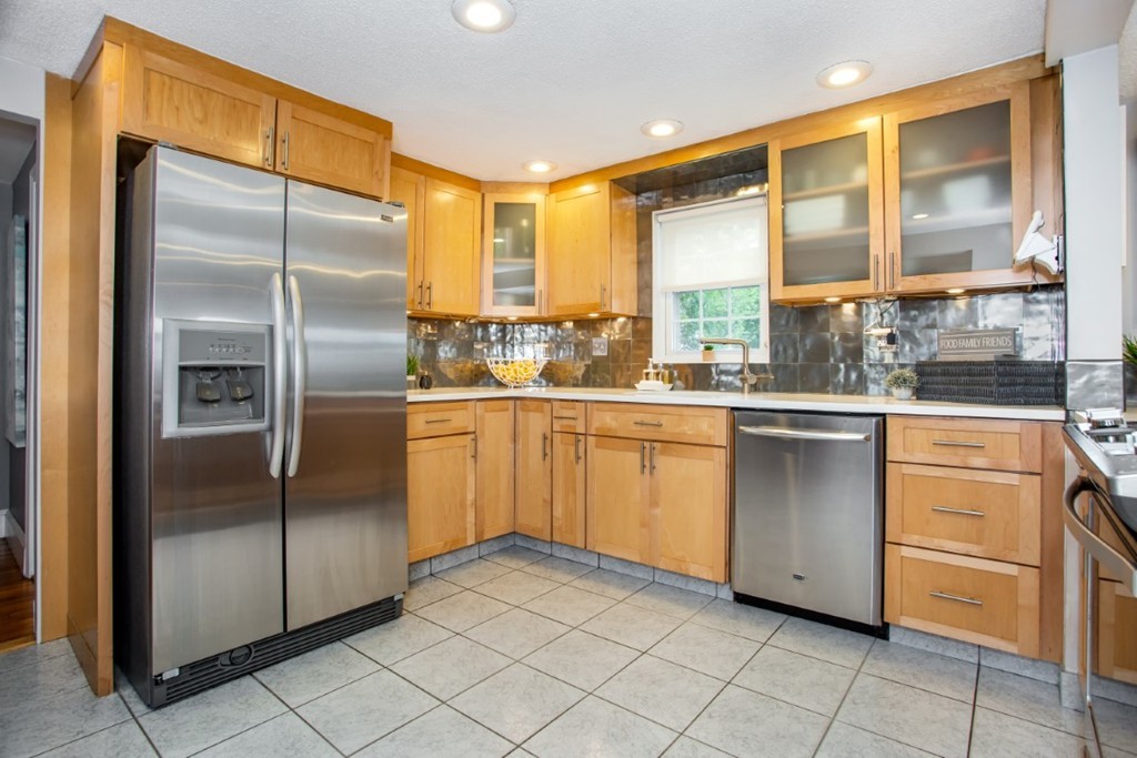 55 Springvale Road Reading, MA 01867 - Photo 8 of 30 Gallery Image 8