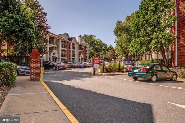 $2,150 | 3311 Wyndham Circle, Unit 4200, Alexandria, VA 22302