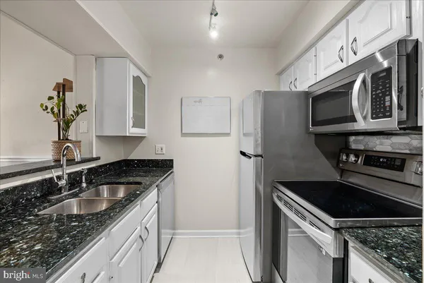 $2,150 | 3311 Wyndham Circle, Unit 4200, Alexandria, VA 22302