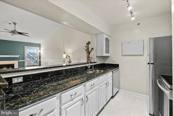 $2,150 | 3311 Wyndham Circle, Unit 4200, Alexandria, VA 22302