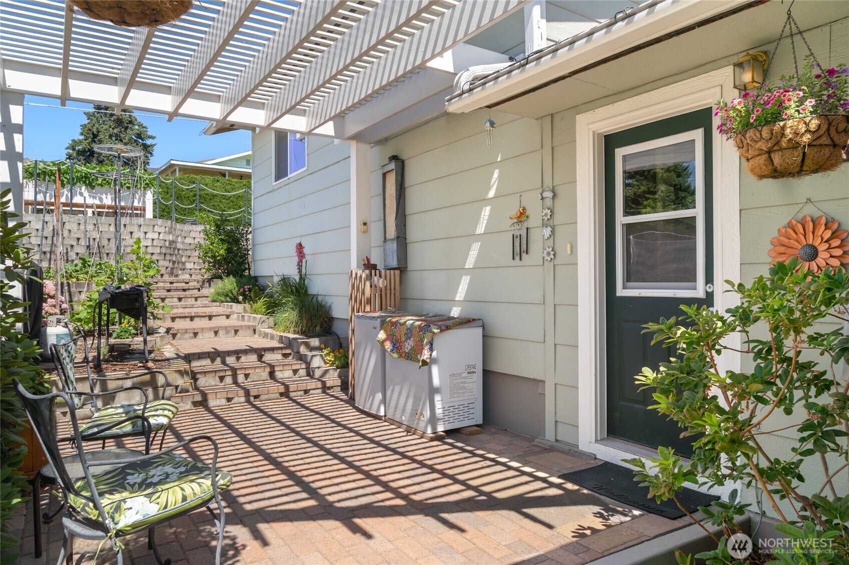 2548 Entiat Way Entiat, WA 98822 - Photo 25 of 40 a view of a backyard with sitting area