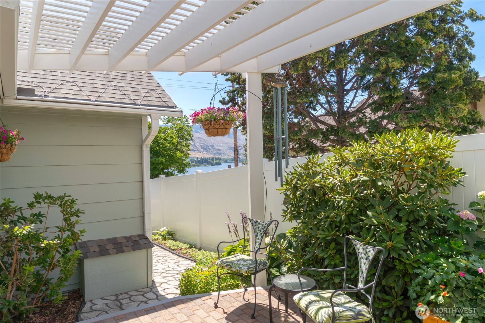 2548 Entiat Way Entiat, WA 98822 - Photo 26 of 40 a view of a chairs and table in a patio