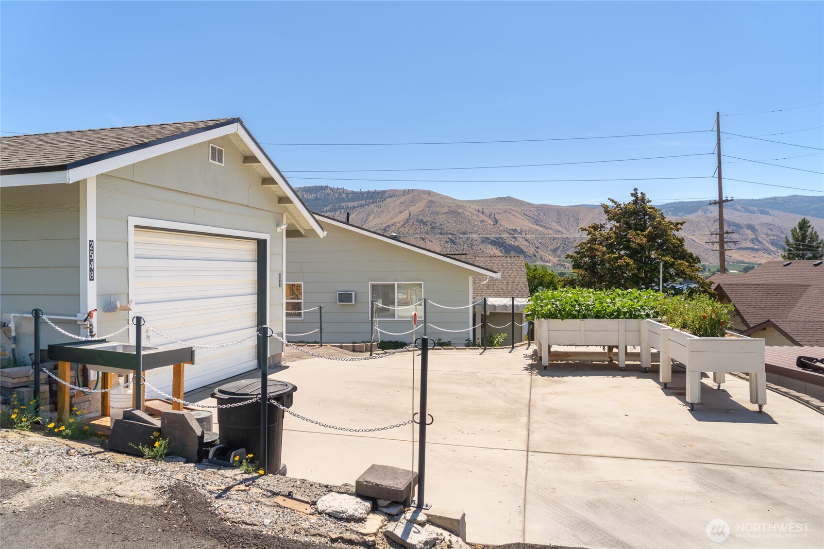 2548 Entiat Way Entiat, WA 98822 - Photo 28 of 40 a view of a terrace with chairs and tables