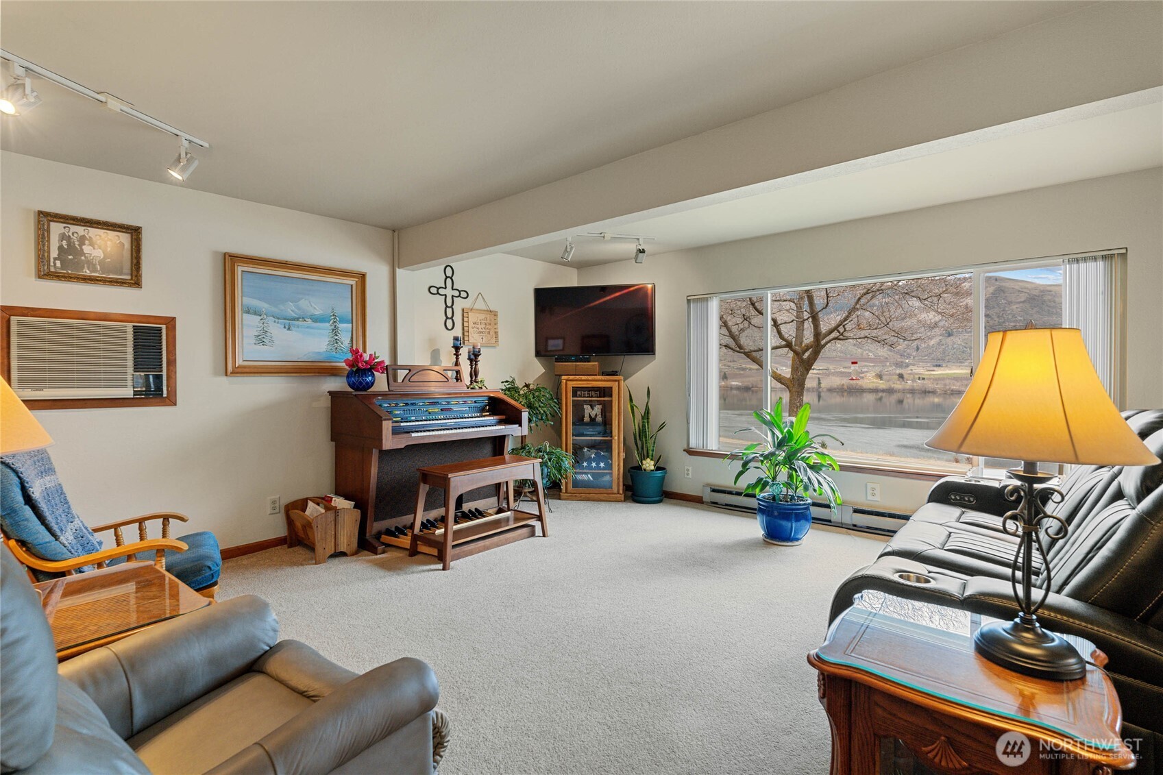 2548 Entiat Way Entiat, WA 98822 - Photo 5 of 40 a living room with furniture and a flat screen tv