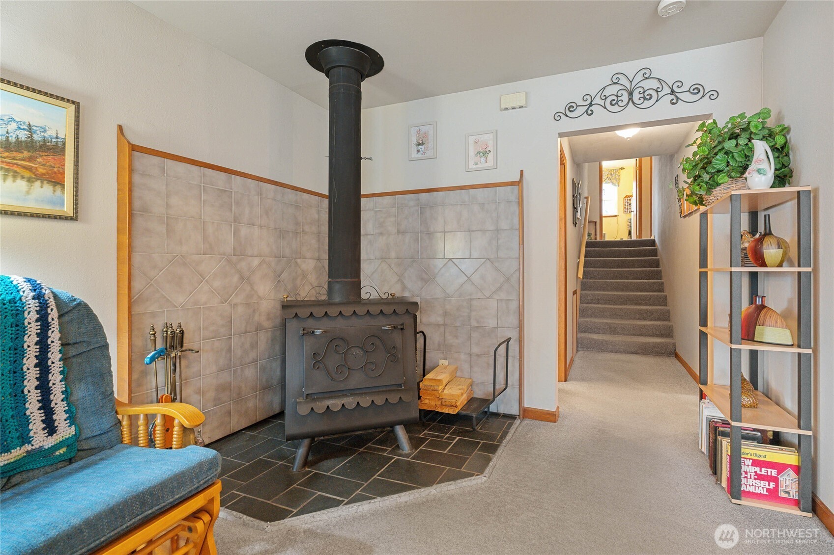2548 Entiat Way Entiat, WA 98822 - Photo 7 of 40 a living room with furniture and a gate