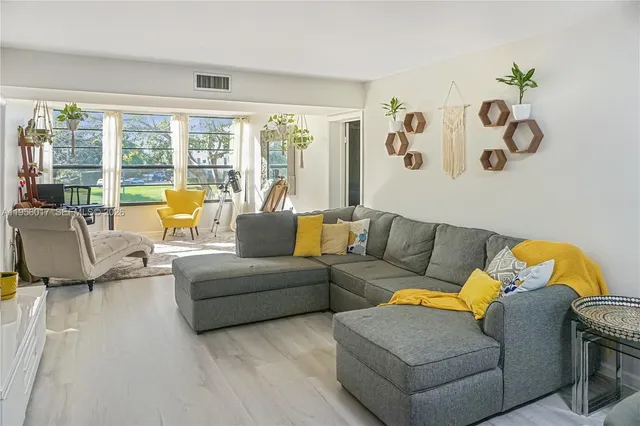 $2,550 | 1715 Whitehall Drive, Unit 201, Davie, FL 33324