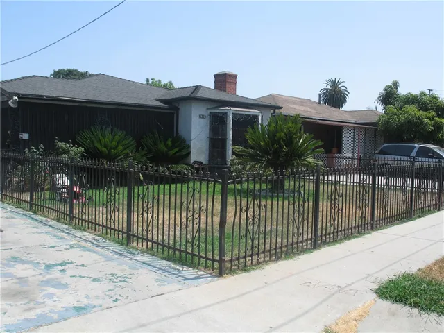a view of a house with a small yard and plants
