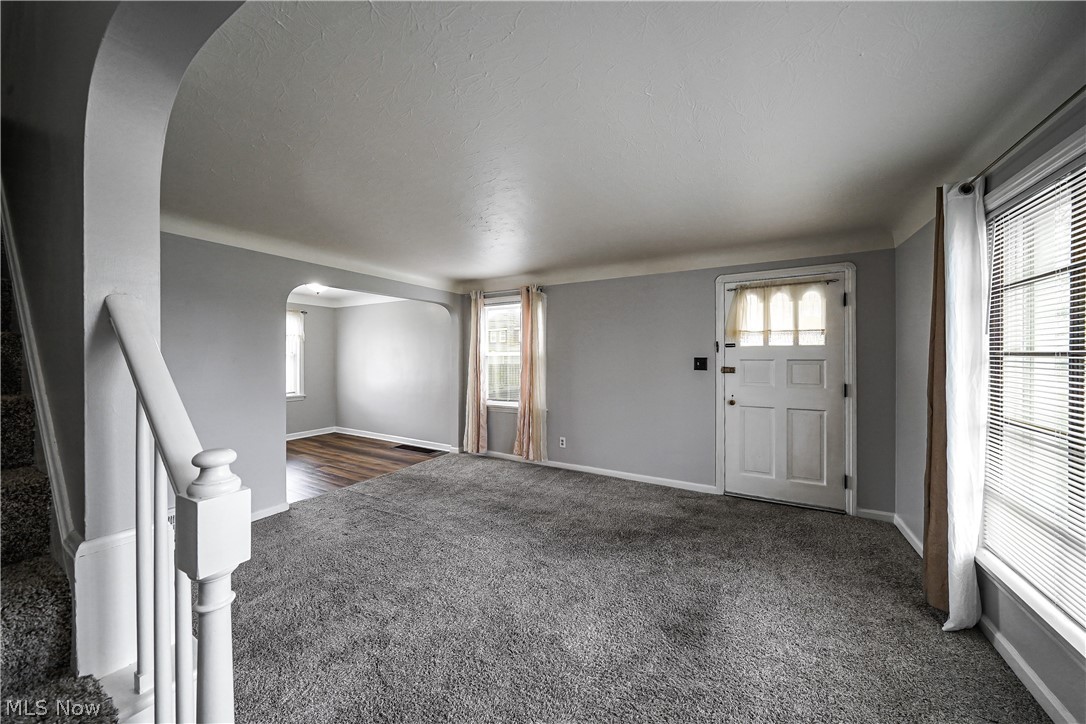 8604-8606 Biddulph Road Brooklyn, OH 44144 - Photo 12 of 29 Living Room