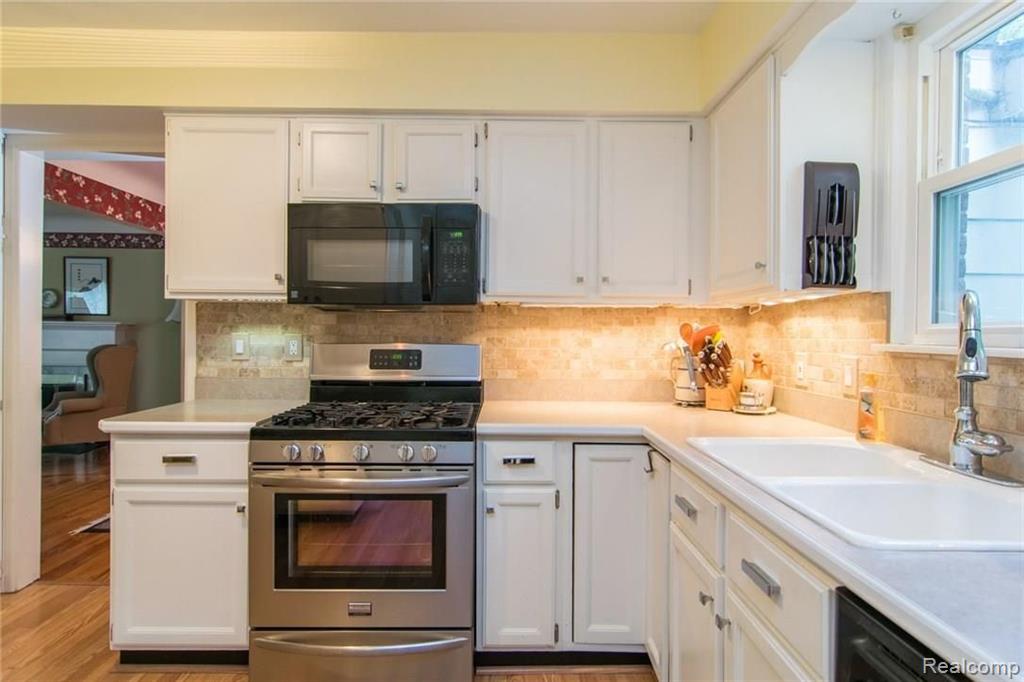 1732 Prestwick Road Grosse Pointe Woods, MI 48236 - Photo 14 of 41