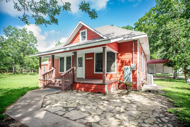 a view of a house with a yard