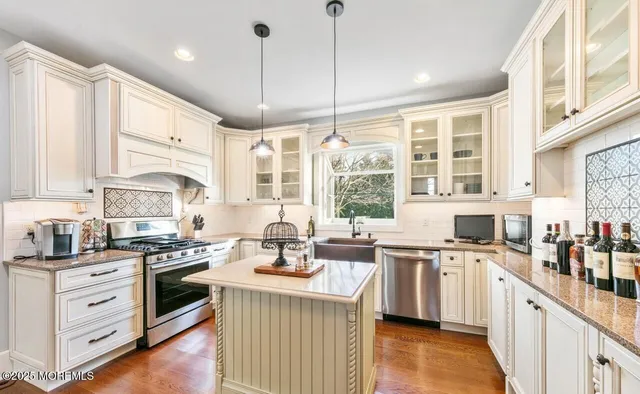 a view of entryway with washer and dryer