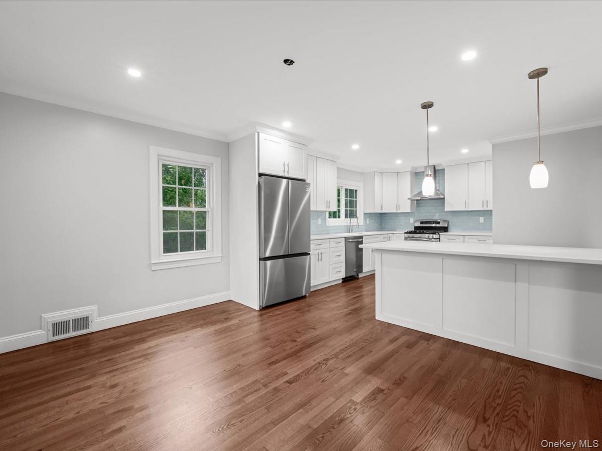 17 Pinewood Road Manhasset, NY 11030 - Photo 8 of 45