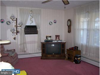 2103 Beverly Road Burlington, NJ 08016 - Photo 3 of 12 Living Room