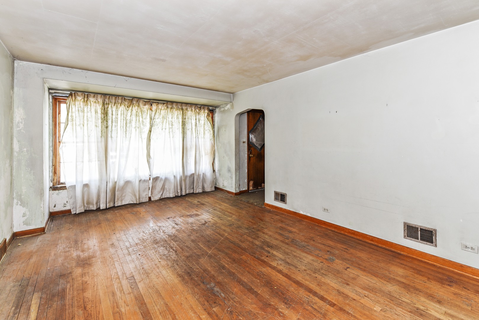 4143 West Marquette Road Chicago, IL 60629 - Photo 2 of 10