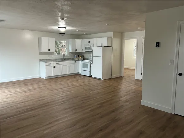 $2,000 | 304 Front Street, Unit 2R, Lincoln, RI 02865