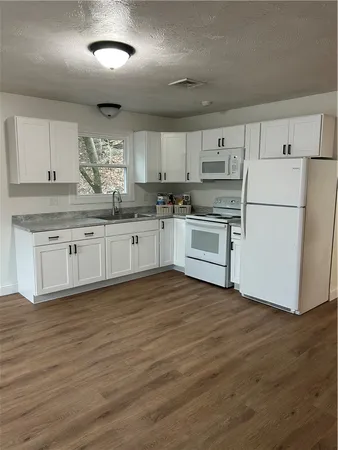 $2,000 | 304 Front Street, Unit 2R, Lincoln, RI 02865