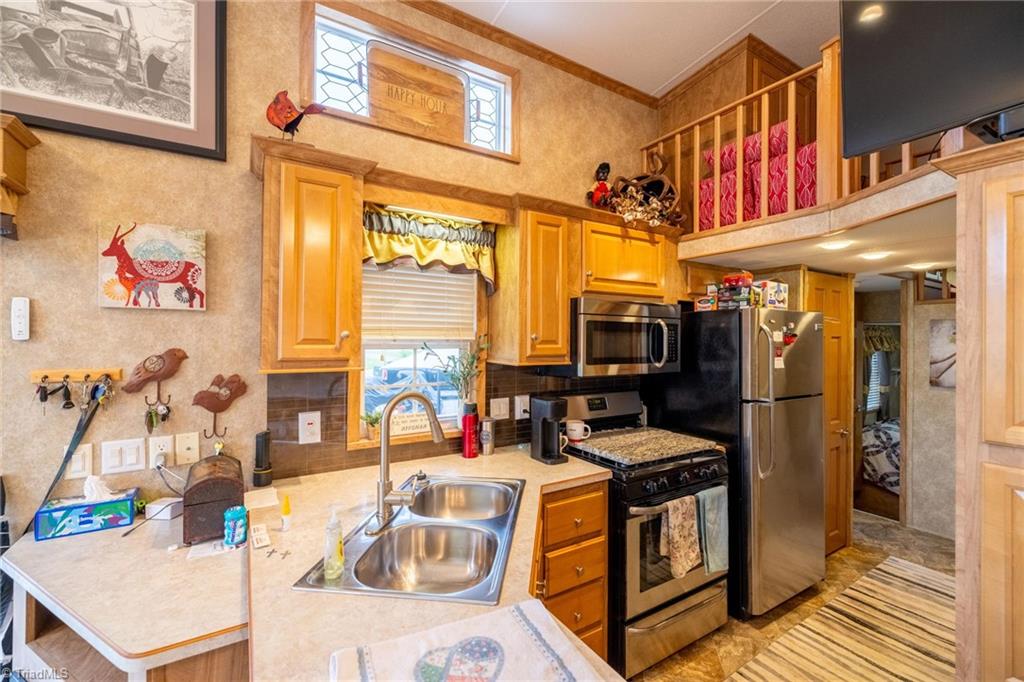 2330 Edmonds Road Galax, VA 24333 - Photo 7 of 40