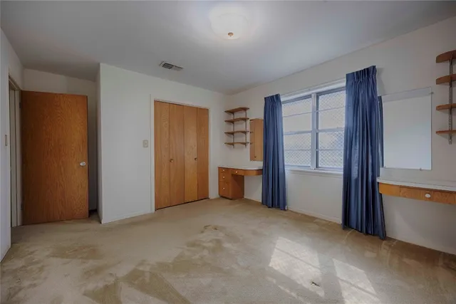 a view of empty room with window