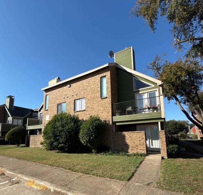 a front view of house with yard