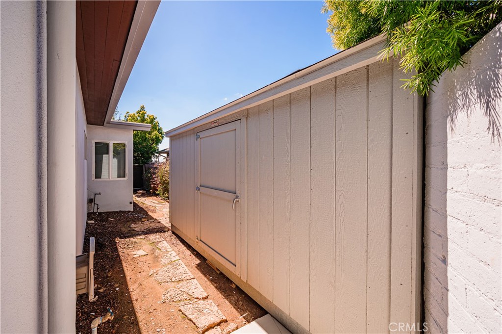 105 West Kenneth Road Glendale, CA 91202 - Photo 44 of 48 a view of a house with backyard and sitting area