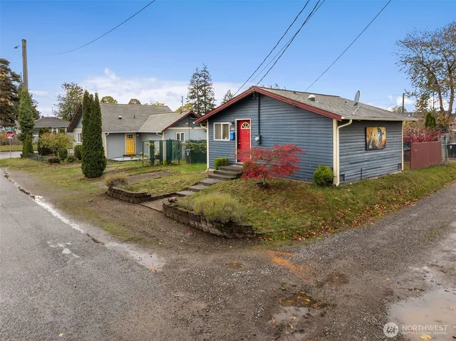 a view of a house with a yard