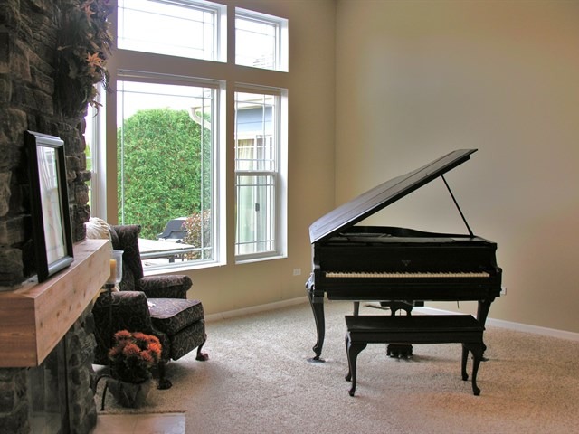 7209 Cornflower Way Spring Grove, IL 60081 - Photo 10 of 25 a living room with furniture and a window