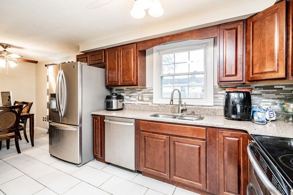 57 Pelham Street Springfield, MA 01109 - Photo 3 of 25