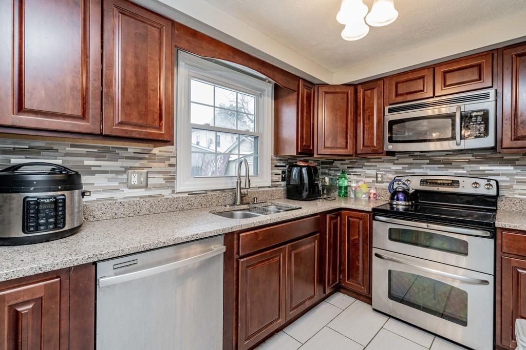 57 Pelham Street Springfield, MA 01109 - Photo 4 of 25