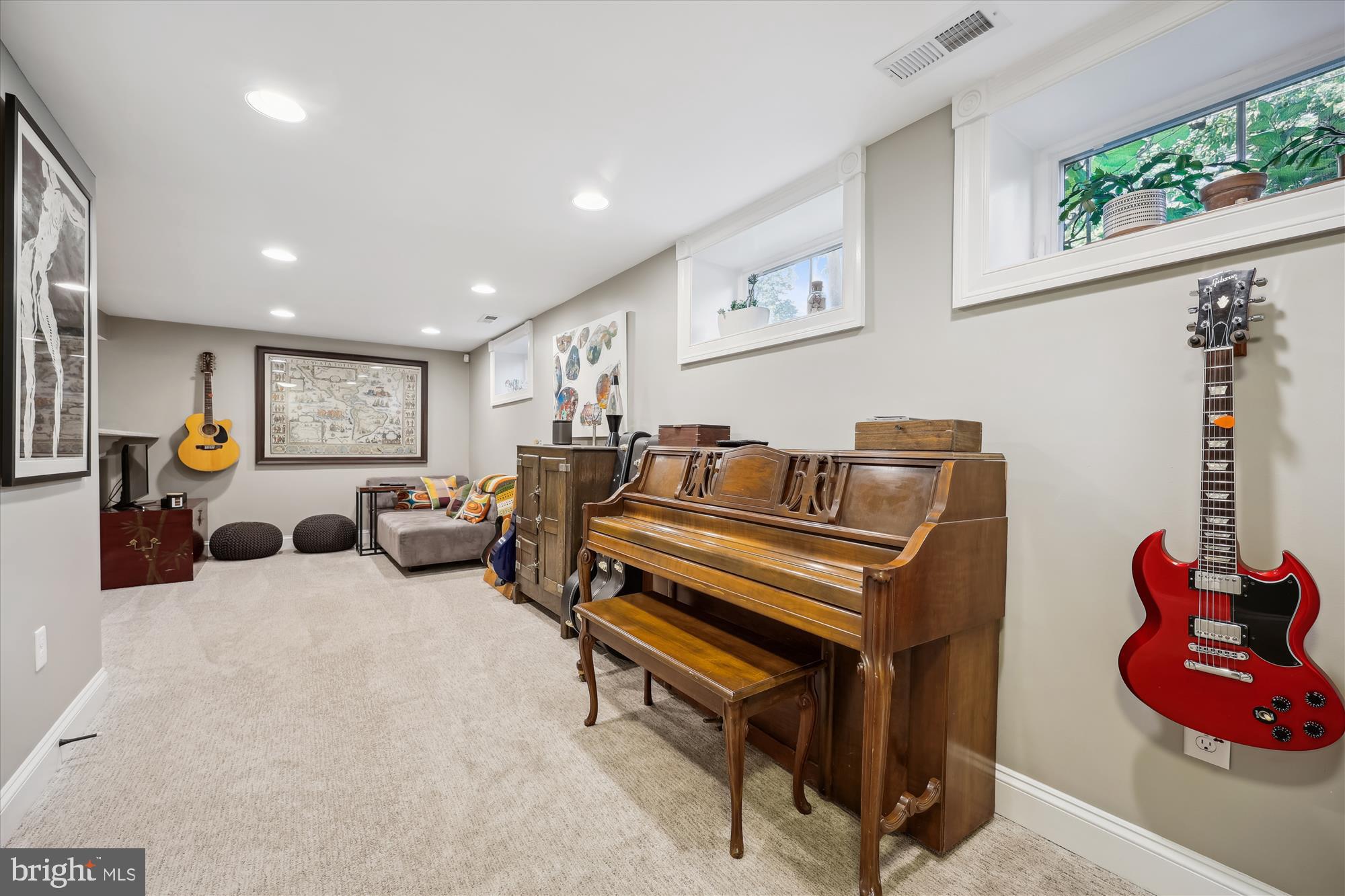 8103 Piney Branch Road Silver Spring, MD 20910 - Photo 26 of 42 a living room with furniture