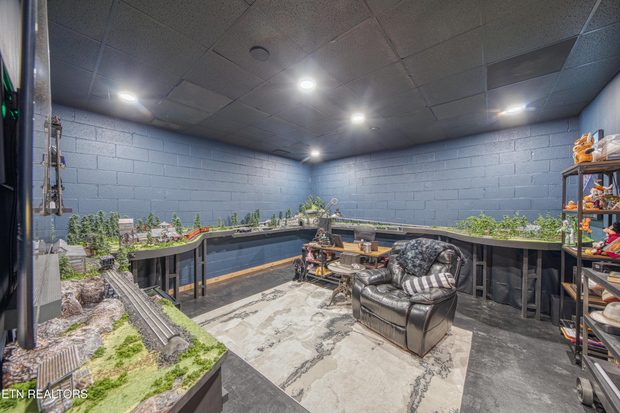 333 Enchanted Forest Way Sevierville, TN 37876 - Photo 27 of 42 a living room with furniture
