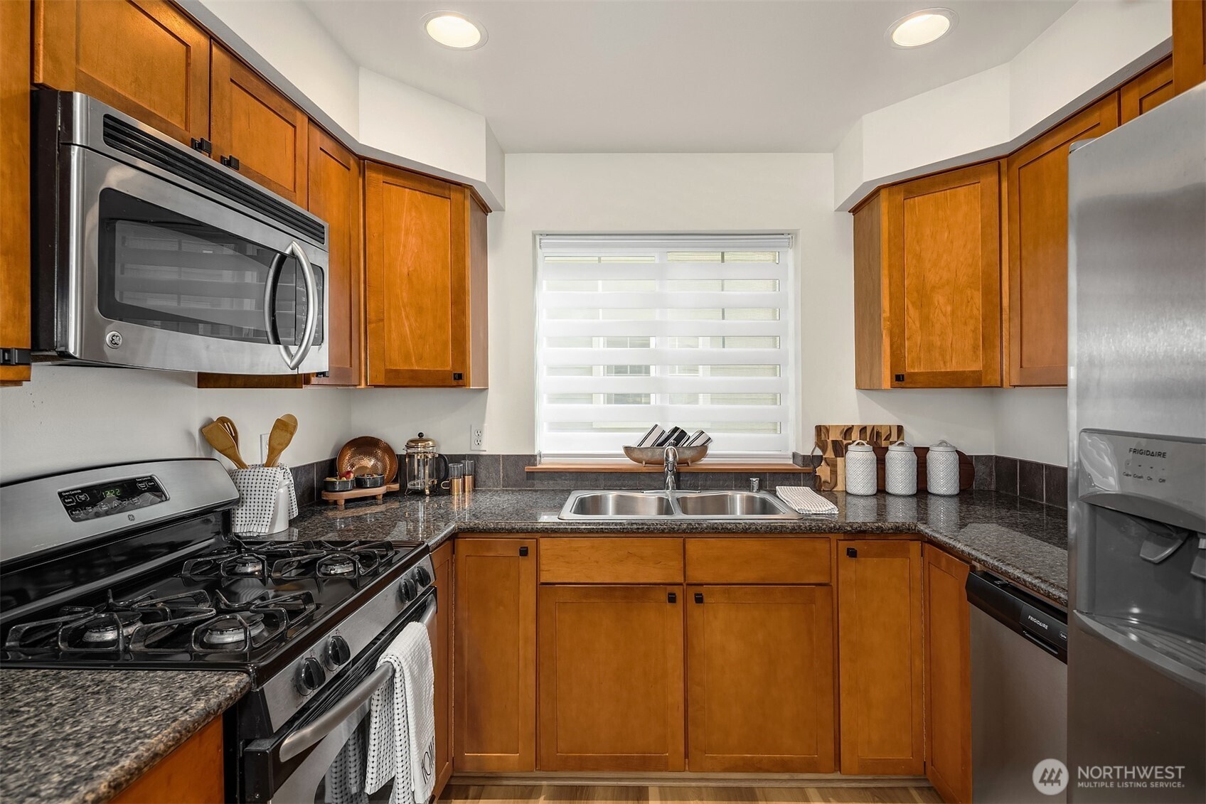 13726 Midvale Avenue North, Unit B Seattle, WA 98133 - Photo 16 of 31