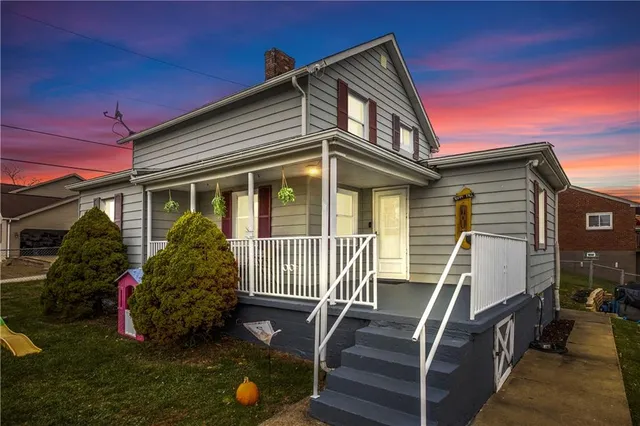 a view of a house with backyard and porch