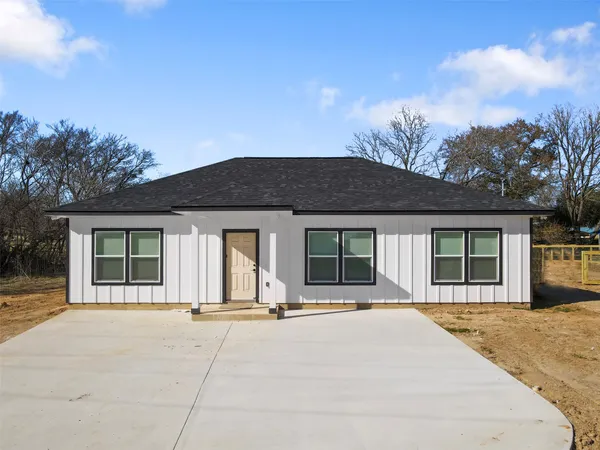 $215,000 | 807 East Brown Street, Hearne, TX 77859