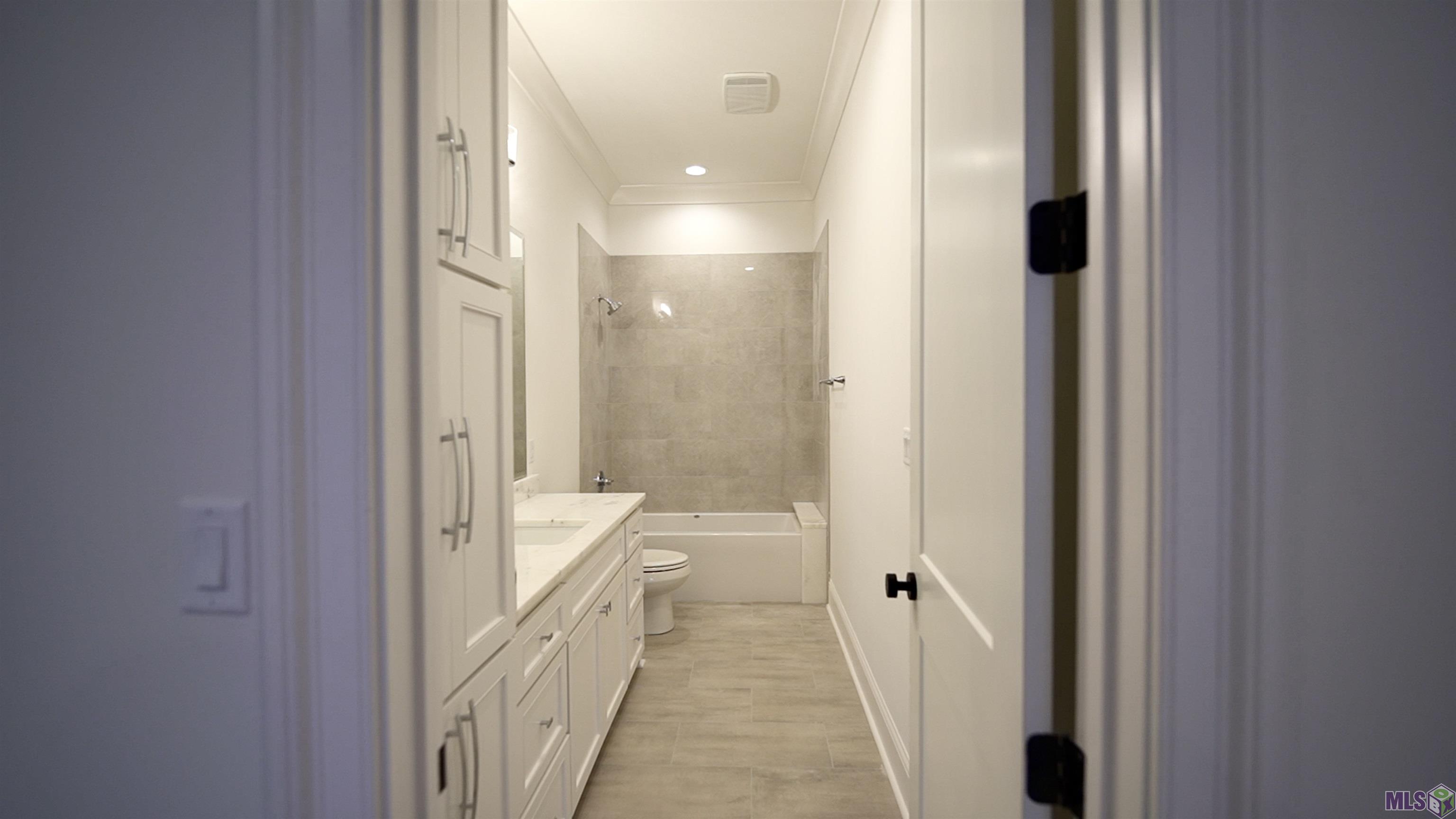 7121 Lane's End Baton Rouge, LA 70810 - Photo 35 of 53 Upstairs Bathroom