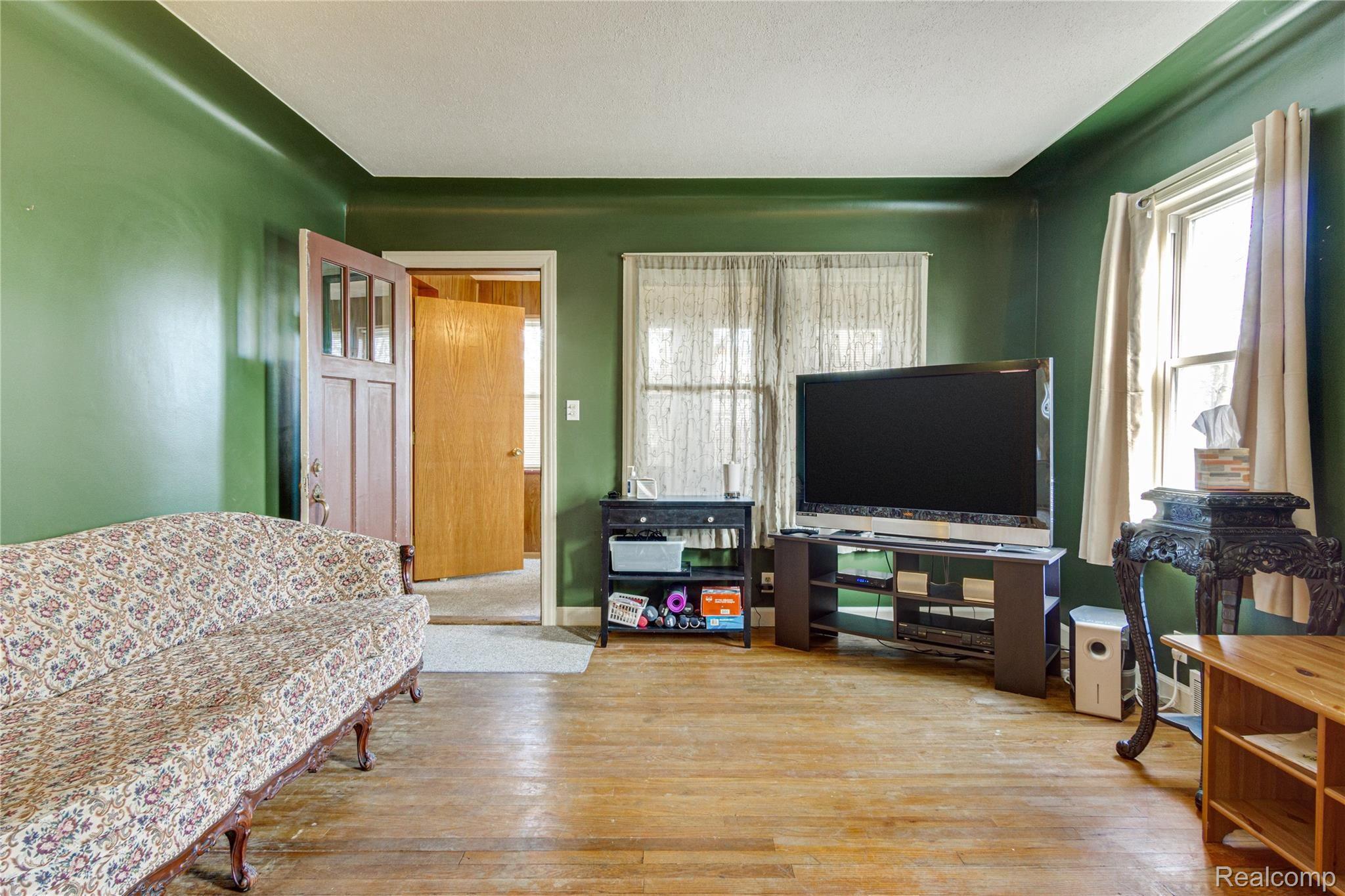 2136 Burdic Street Troy, MI 48085 - Photo 9 of 32 Interiors (7 of 29).jpg