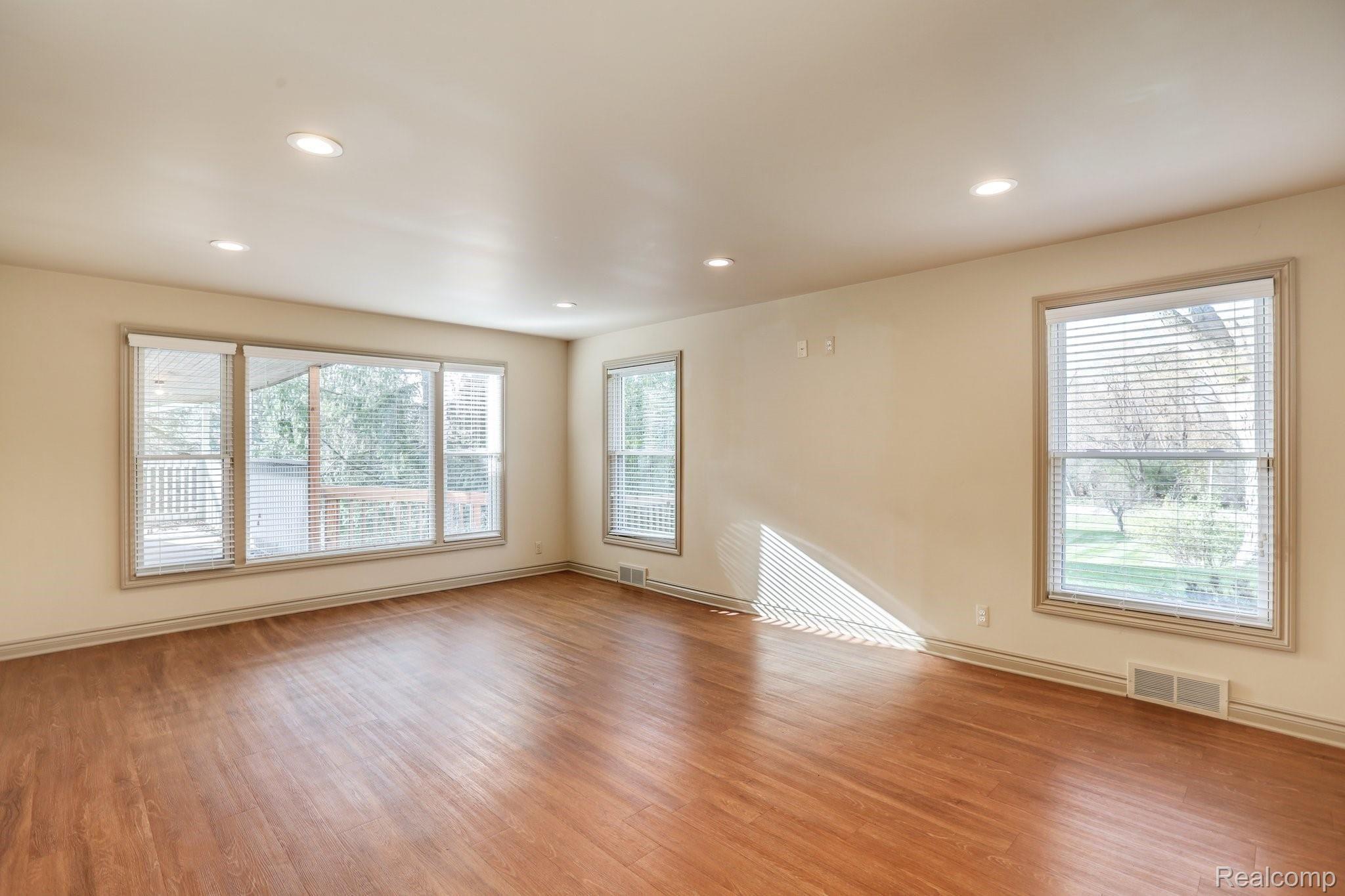 25304 Farmington Road Farmington, MI 48336 - Photo 17 of 62 Living room