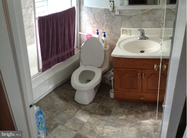 1825 Powder Mill Road Silver Spring, MD 20903 - Photo 7 of 19 Bath (Master)