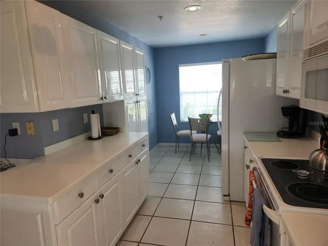 $2,200 | 6606 Pineview Terrace, Unit 201, Bradenton, FL 34203