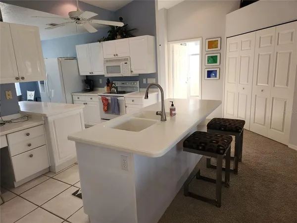 $2,200 | 6606 Pineview Terrace, Unit 201, Bradenton, FL 34203