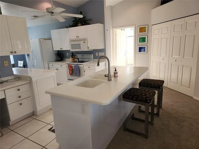 $2,200 | 6606 Pineview Terrace, Unit 201, Bradenton, FL 34203