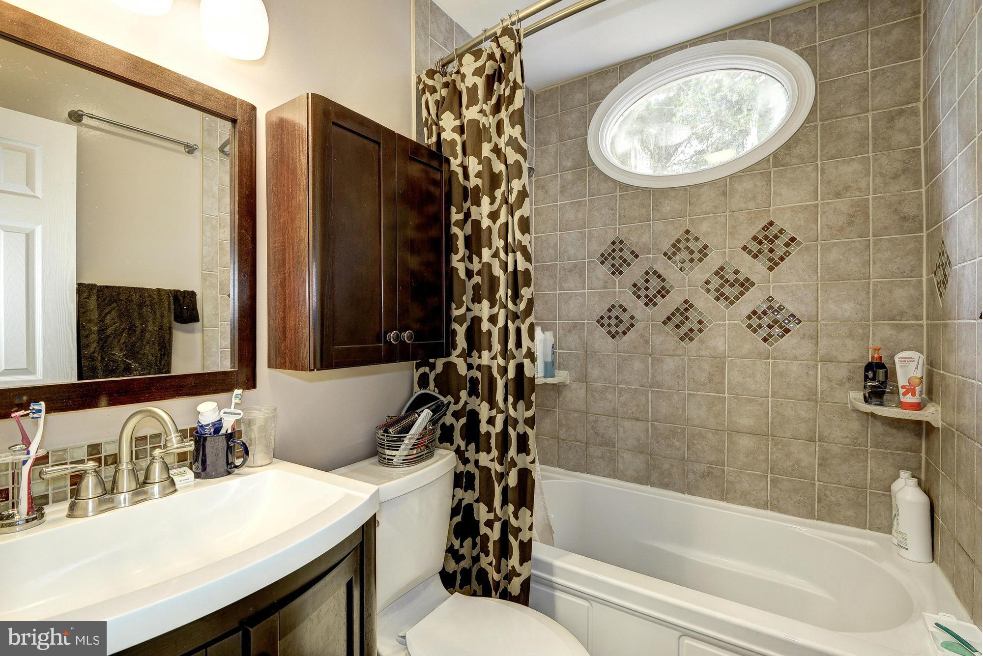 2034 Griffith Road Falls Church, VA 22043 - Photo 17 of 25 a bathroom with a bathtub a sink and a mirror