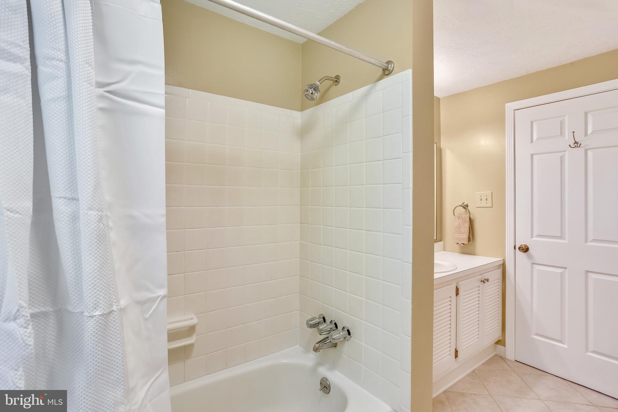 9301 Huntmaster Road Laytonsville, MD 20882 - Photo 58 of 99 Upstairs hall bathroom