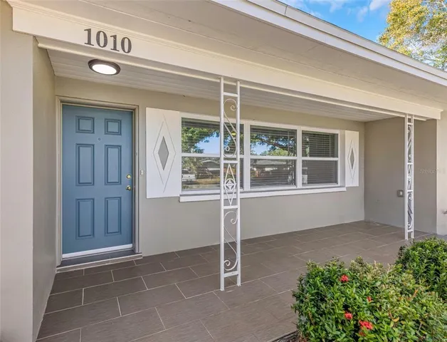 a view of an entrance of the house